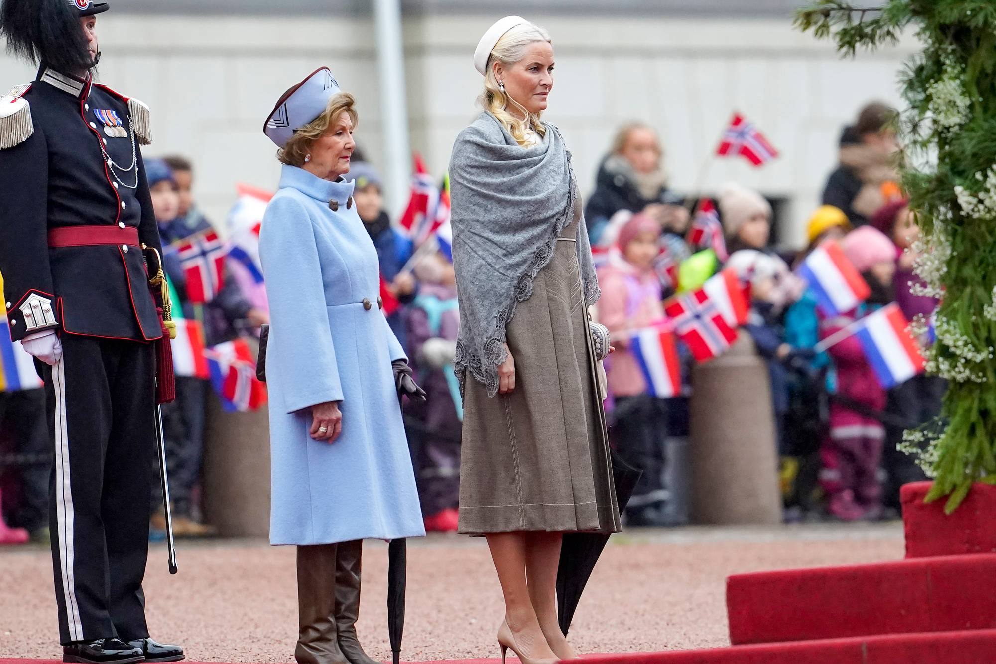 Dronning Sonja og kronprinsesse Mette-Marit står ute på Slottsplassen i forbindelse med statsbesøket fra det nederlandske kongeparet