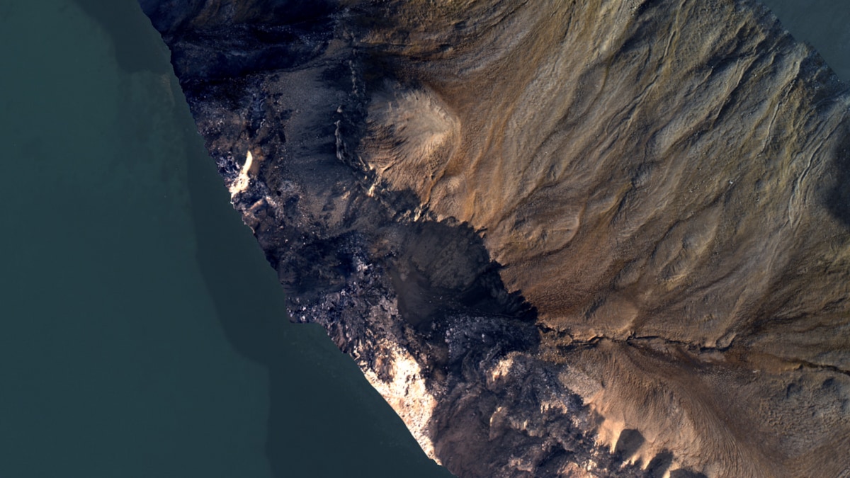 Fjell og hav sett ovenfra