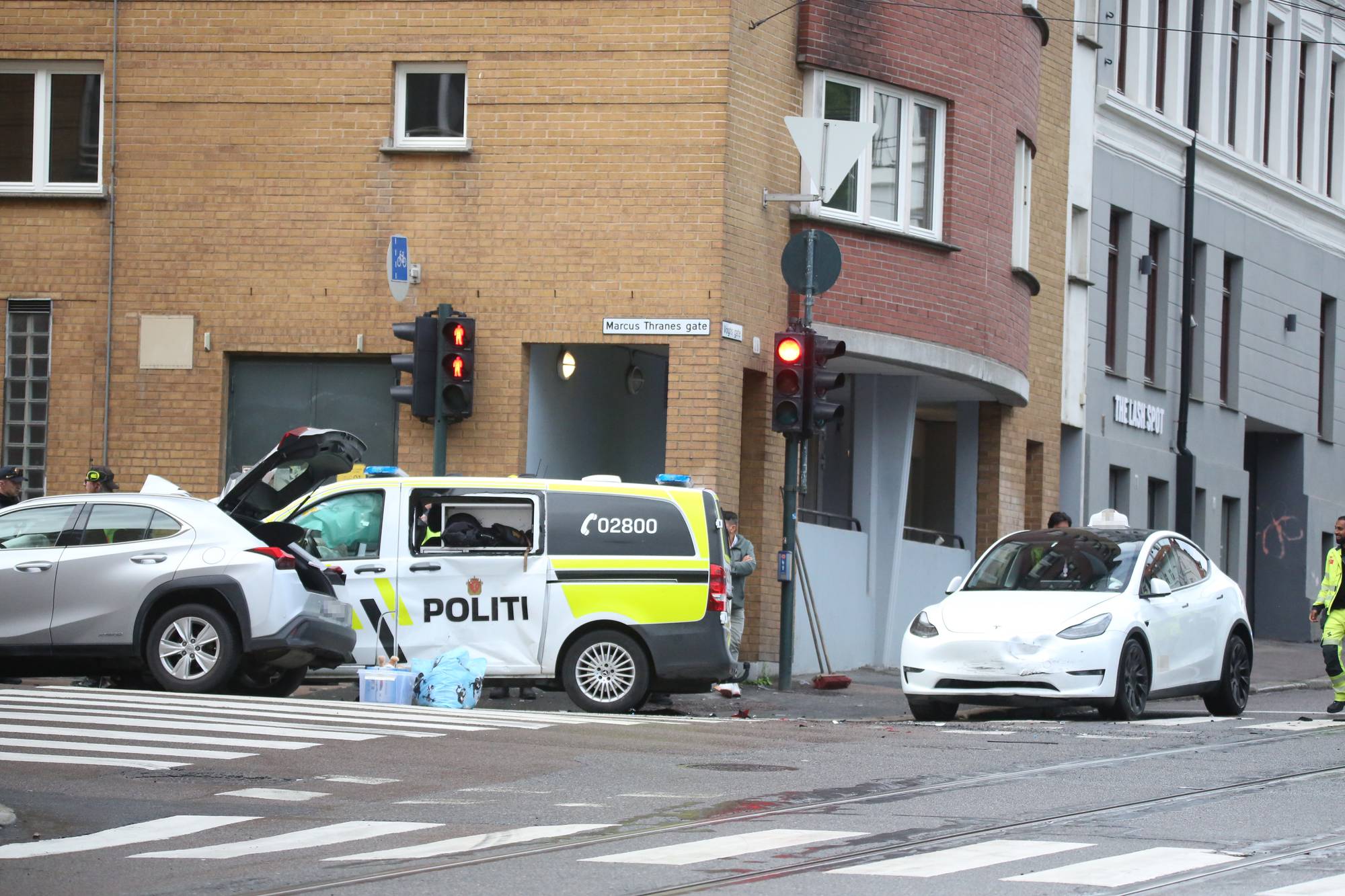 Bilde av en bilulykke, hvor blant annet en politibil og en drosje er involvert.