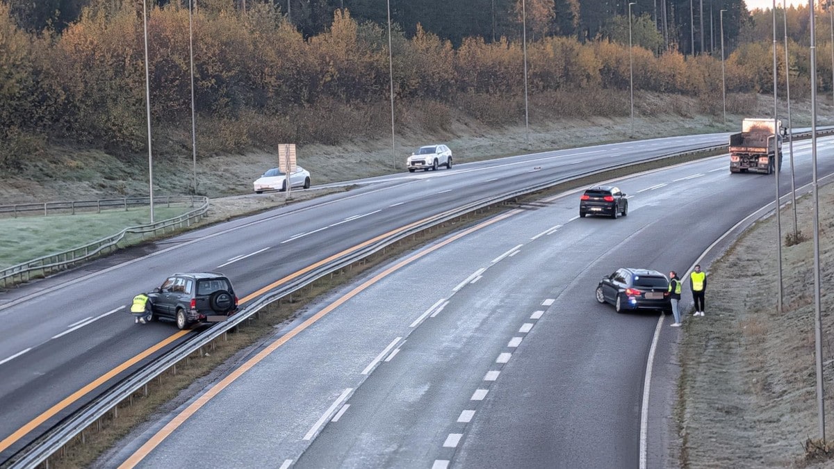 Glatt og isete på E18: To biler har kjørt av veien