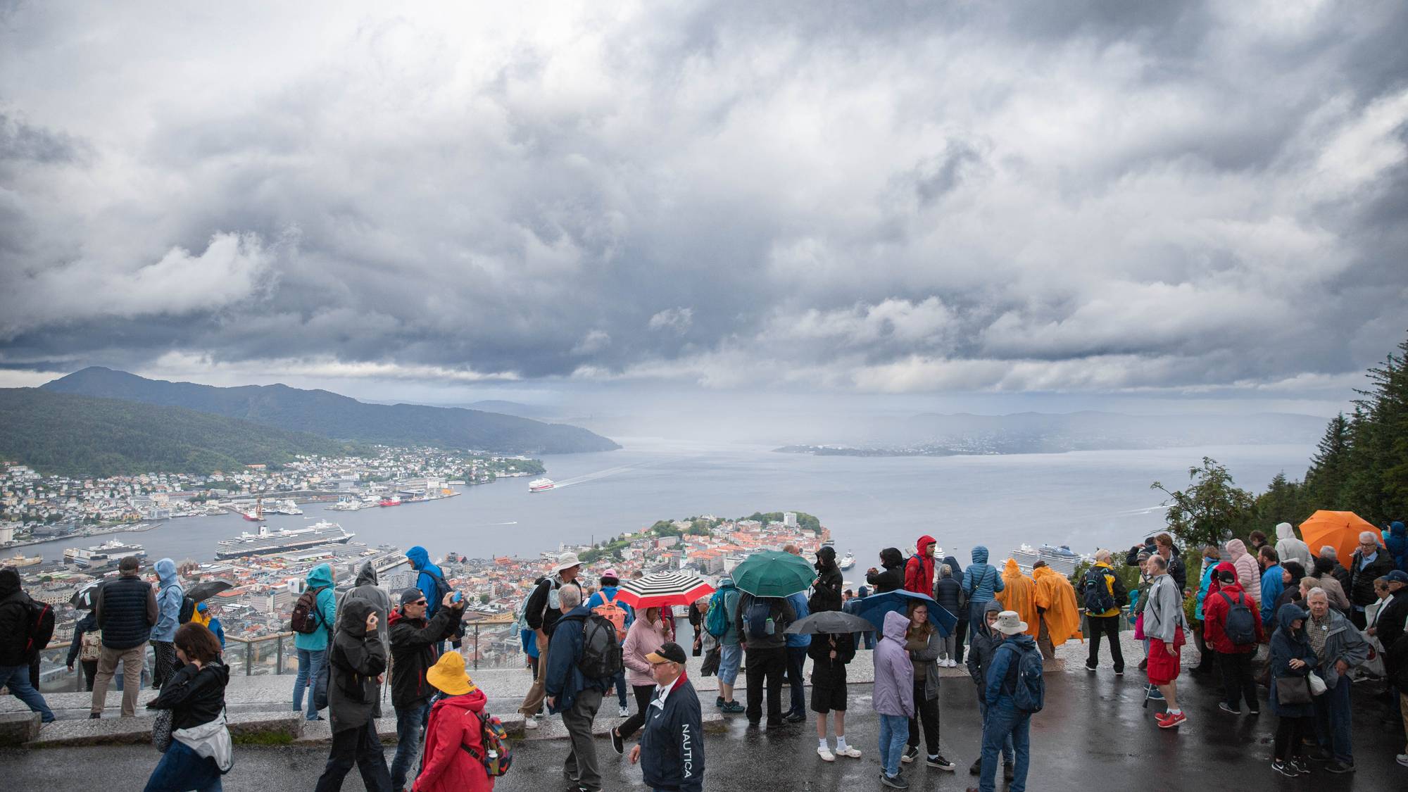 Regn, Bergen, turistar, kø, sommar, Fløibanen, turistskatt