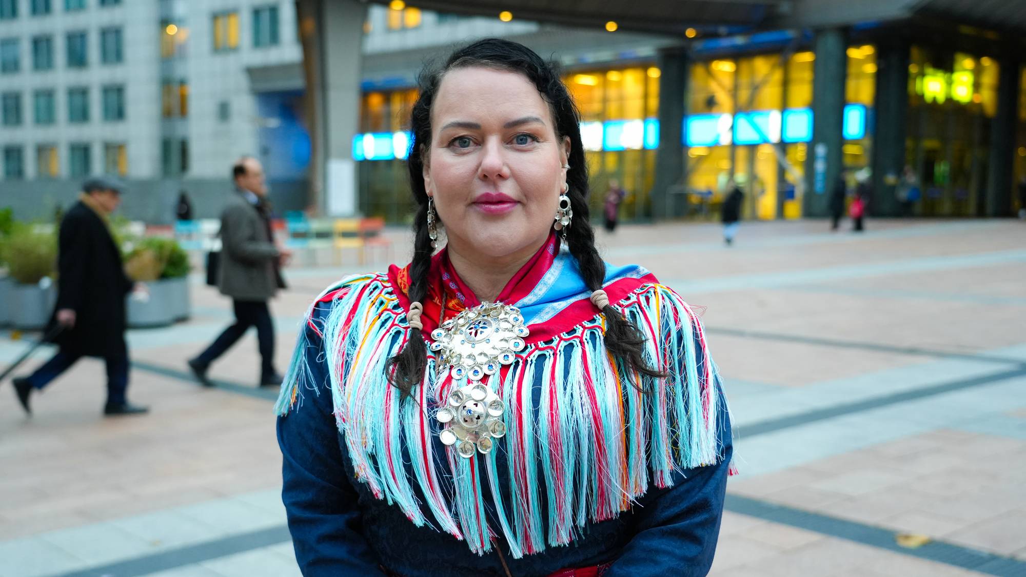 En kvinne i kofte som ser inn i kamera