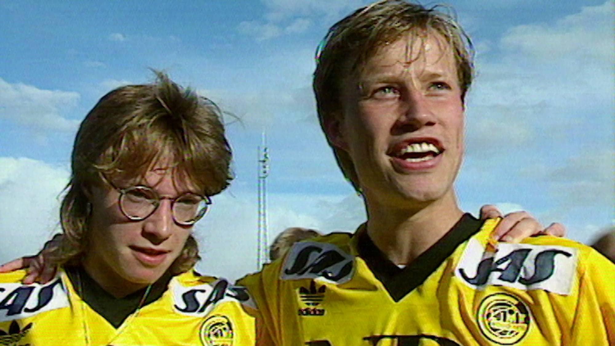Arild og Runar Berg etter Arild Bergs første mål for Glimt. 