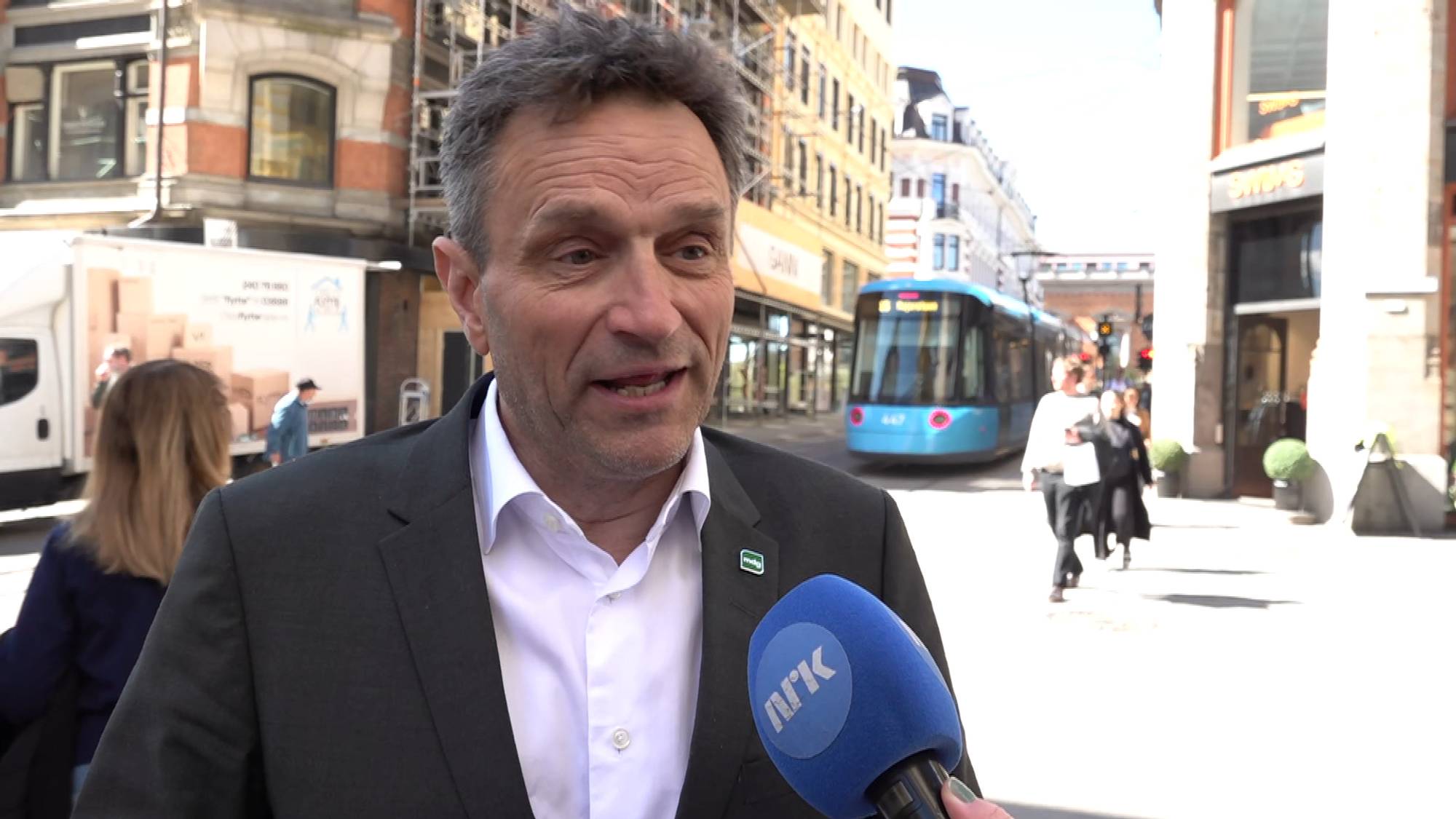 MDG-leder Arild Hemstad i gate med trikk i bakgrunnen.