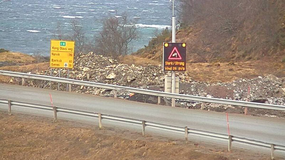 Sterk vind rammer ferger, båter og trafikken: Dirigere bilistene på to bruer