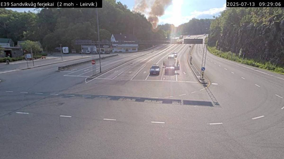 Fire køyretøy i brann like ved Sandvikvåg ferjekai