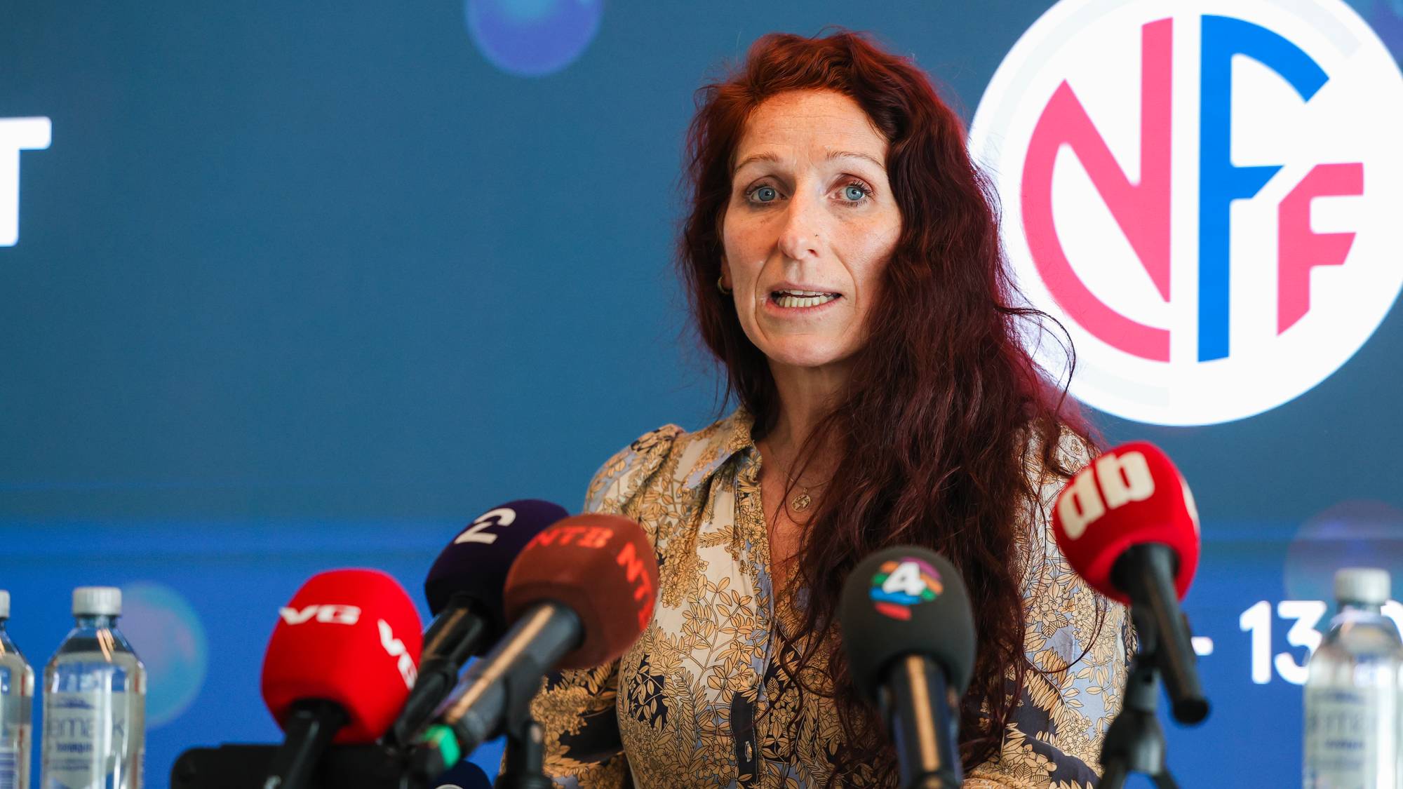 kvinne på en talerstol