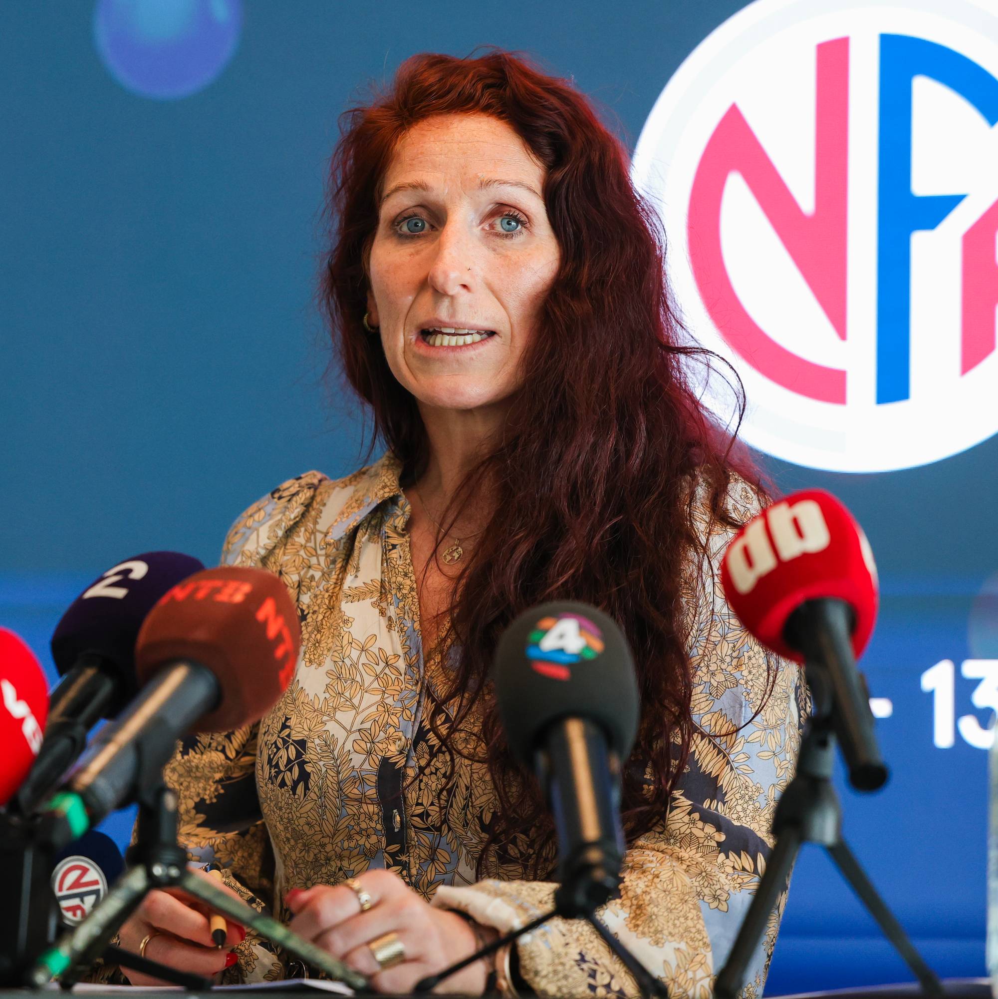 kvinne på en talerstol
