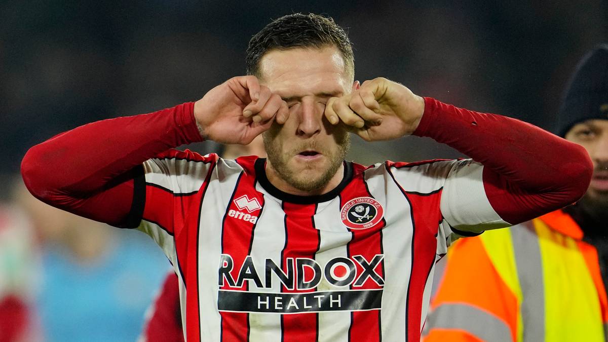 Sheffield United-legenden Sharp (40) legger opp