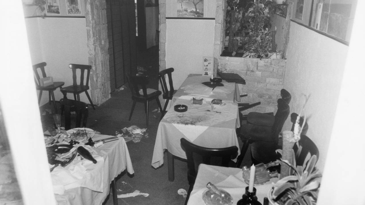 Slik så det ut inne på den greske restauranten Mykonos i Berlin etter terrorangrepet i 1992.