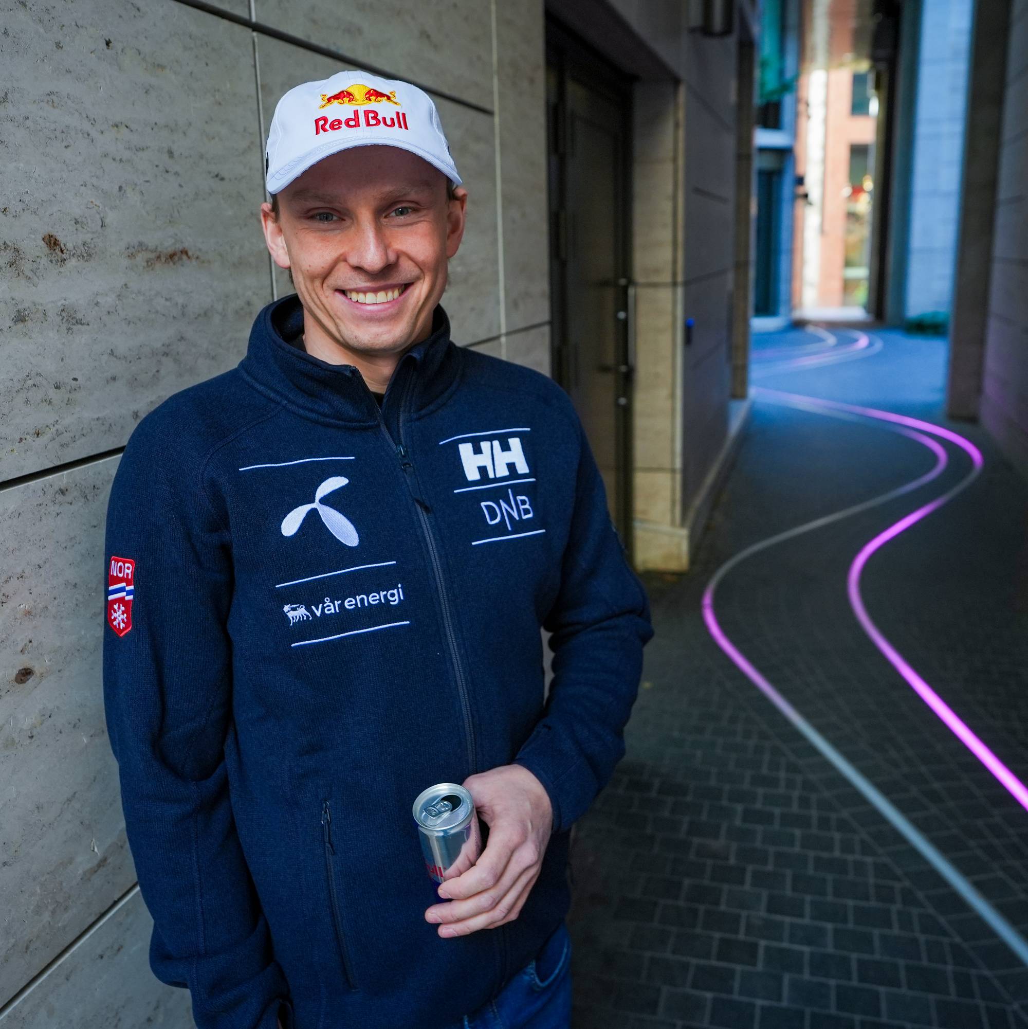 mann med caps og red bull-boks