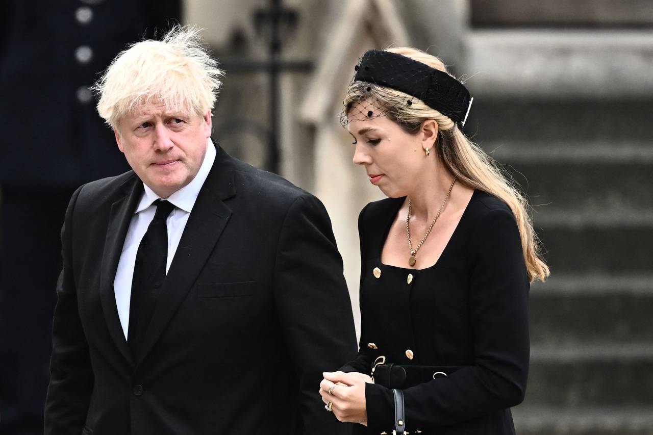 L'ex primo ministro Boris Johnson e sua moglie Carrie Johnson arrivano al funerale della regina Elisabetta. 
