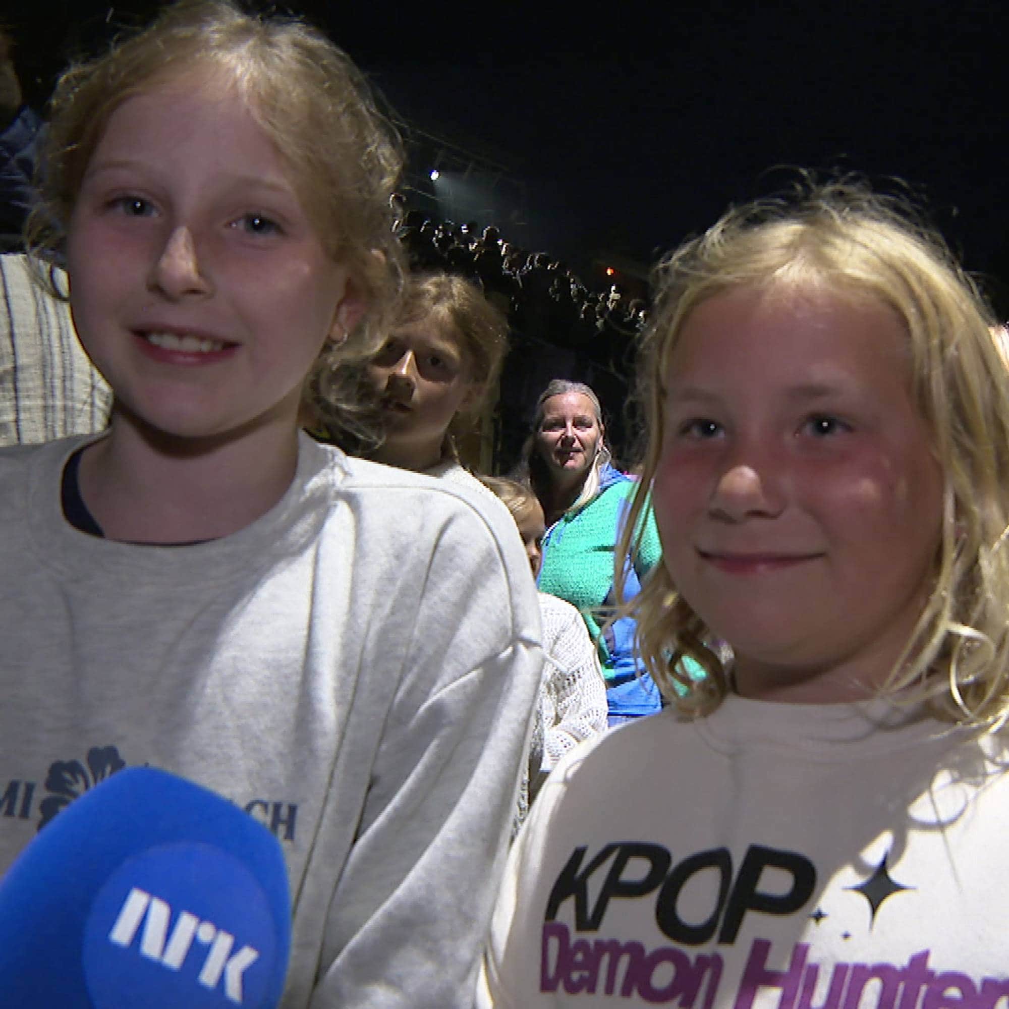 To jenter med hvite gensere. 