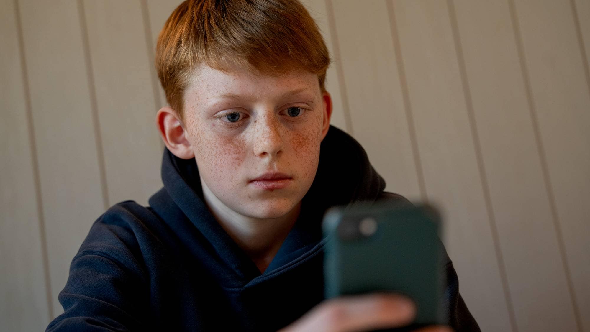 13-åring på mobiltelefonen