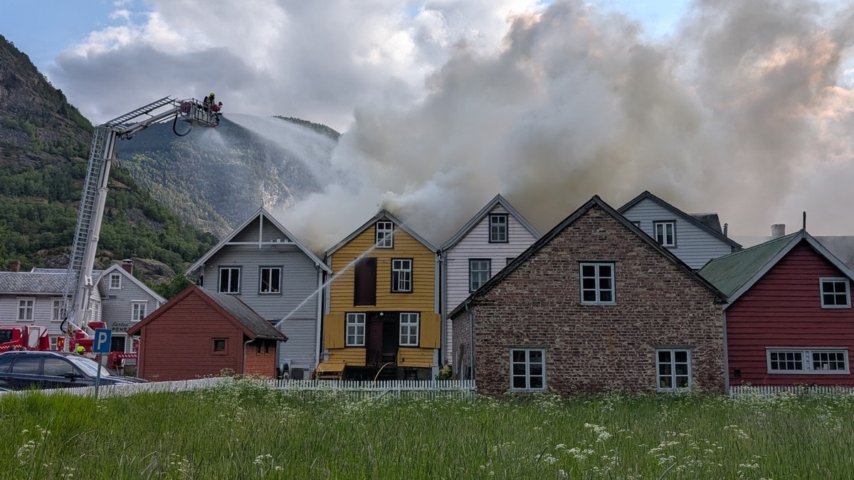 Brann i to gamle trebygg i Lærdal