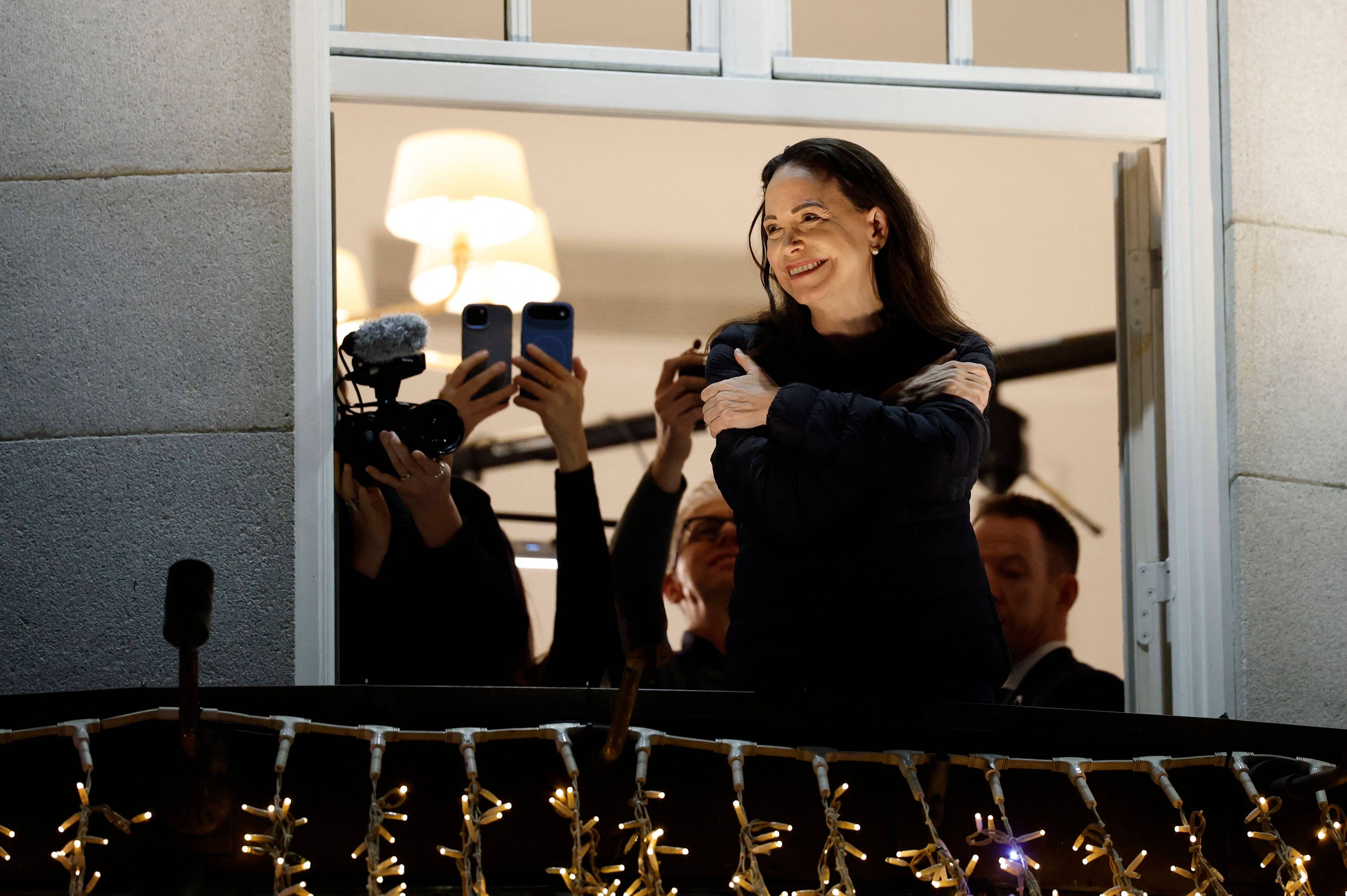 Maria Corina Machado på balkongen til Nobelsuiten på Grand Hotel.