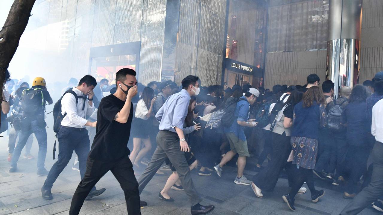 Hongkongs innbyggere søker tilflukt i kjøpesenter etter at politiet har avfyrt tåregass i Hongkongs sentrale distrikt. 