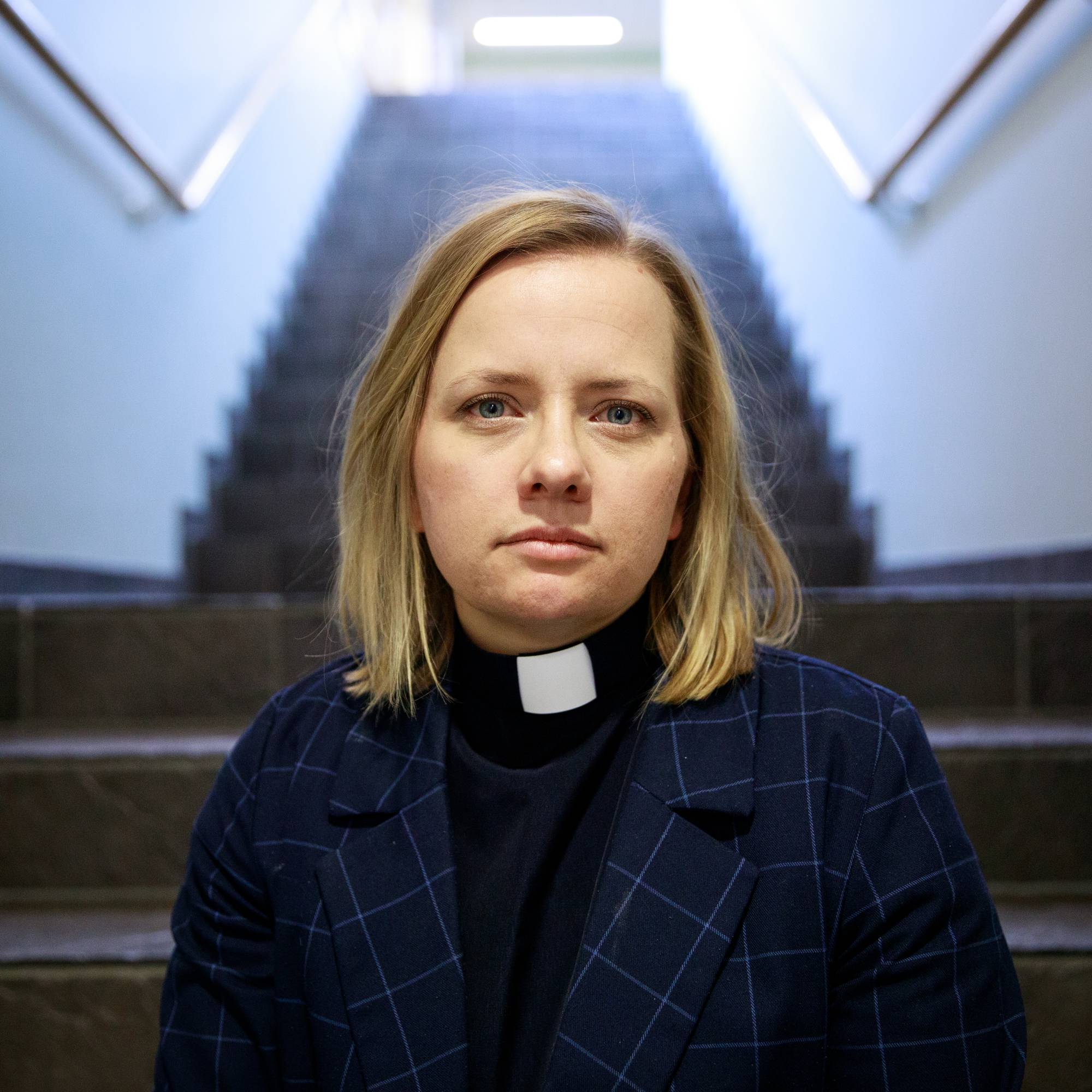 En kvinne i ei trapp