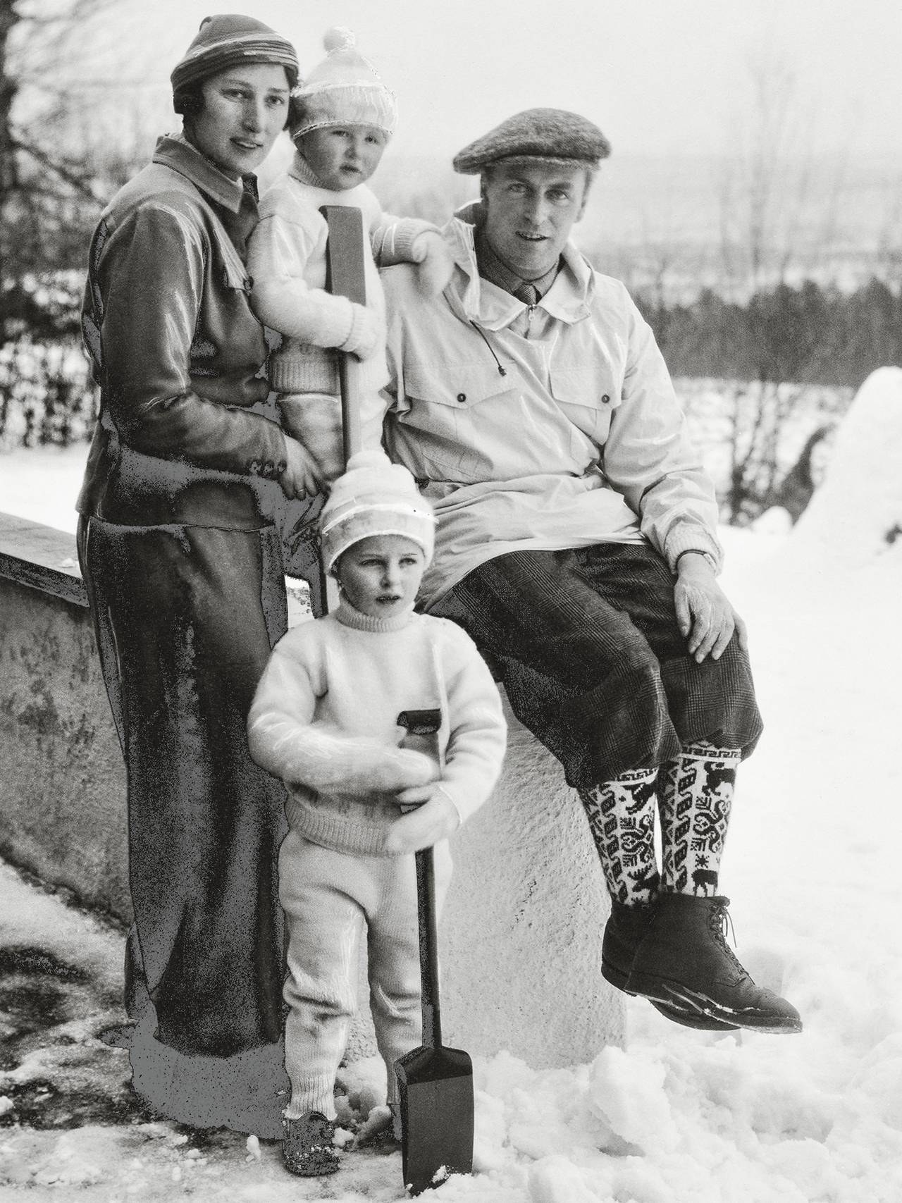 Vinterkledd familie, kronprinsesse Märtha og kronprins Olav med to av sine barn.