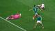 Fernando Llano / AP,NTB Fotballspillere fra Mexico og England på gresset etter en situasjon i en fotballkamp. (Bildebeskrivelsen er laget av en KI-tjeneste)
