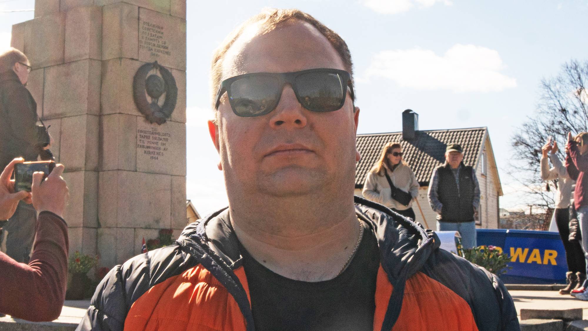 Mykhailo Kozachenko under 9. mai-markeringen ved Frigjøringsmonumentet i Kirkenes