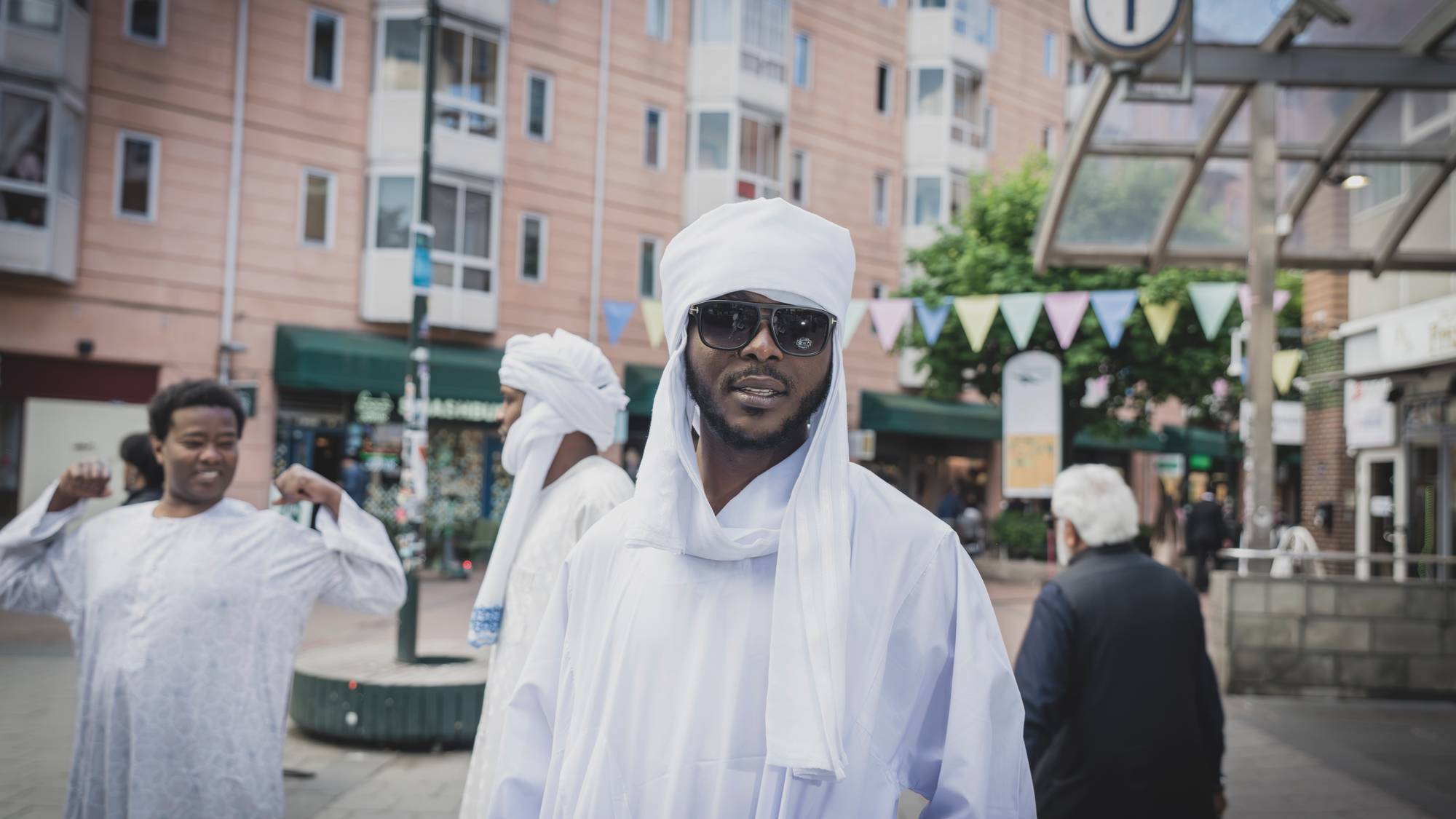 En mann med tradisjonelle klær fra Sudan og solbriller