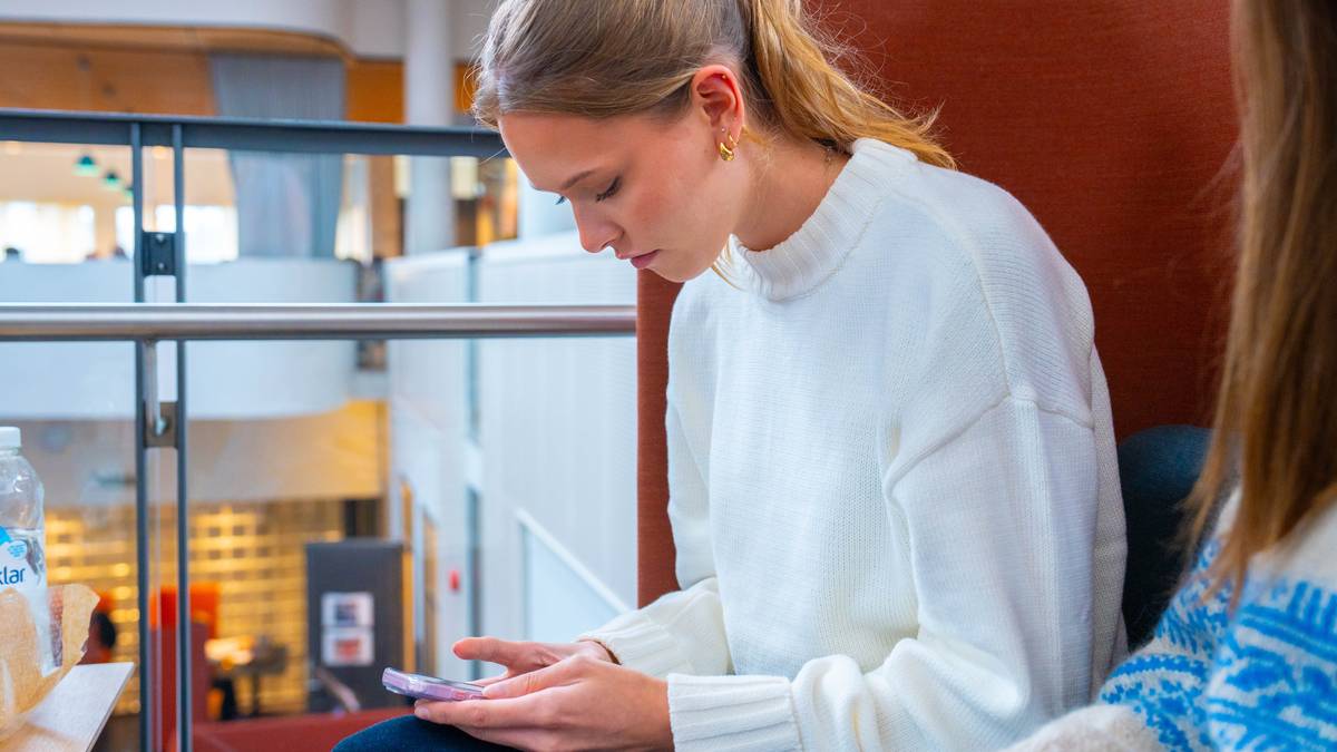 Over 200.000 personer har vondt i nakken: Emneknaggen «neckhump» trender på TikTok